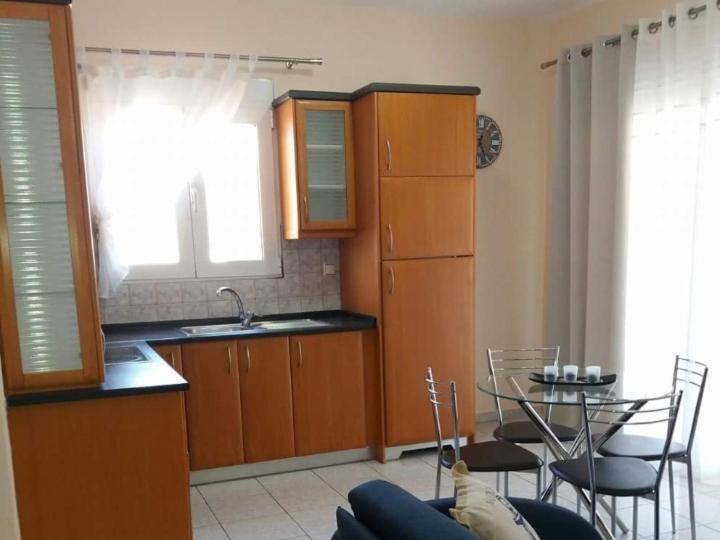 Elegant Apartment Near The Beach Néa Péramos Bagian luar foto