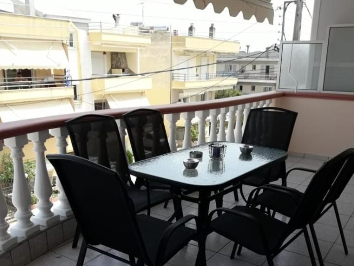 Elegant Apartment Near The Beach Néa Péramos Bagian luar foto