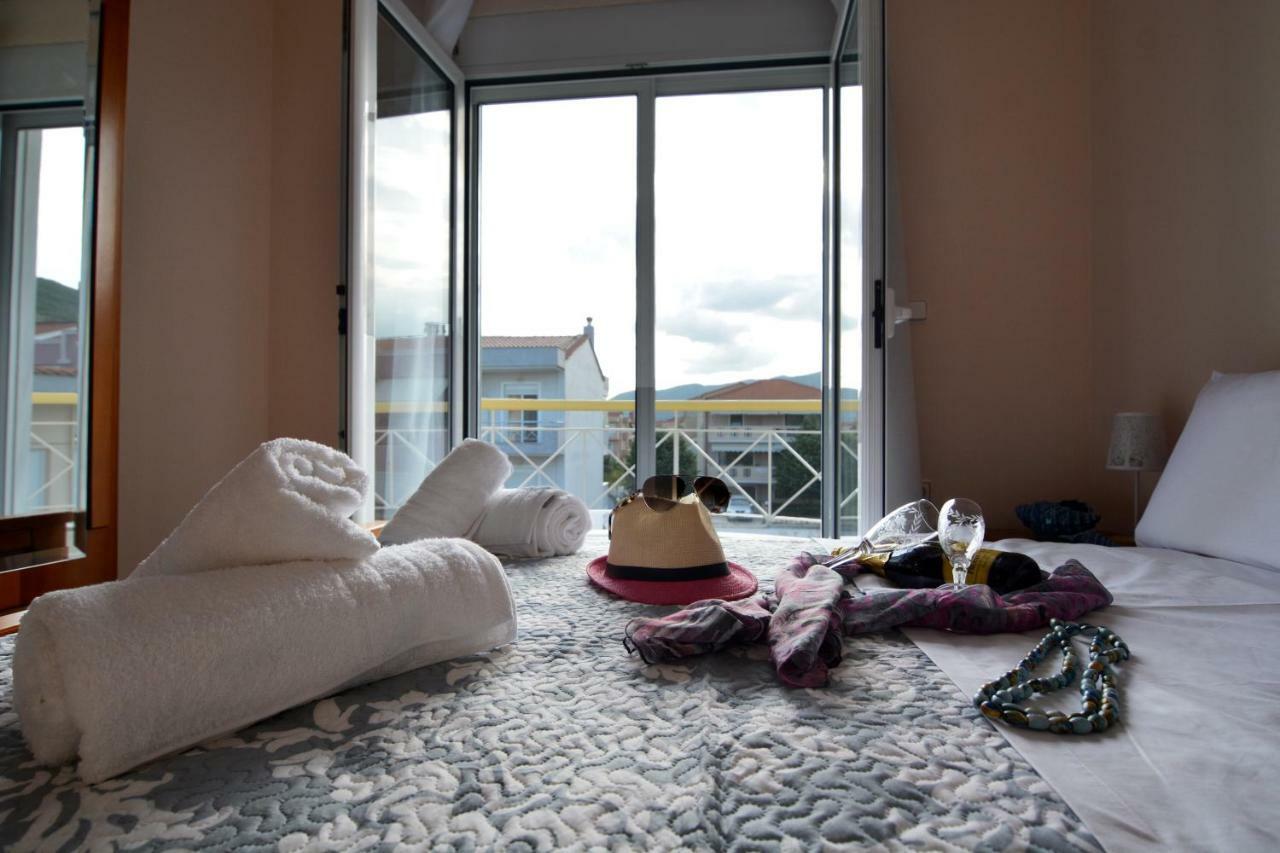 Elegant Apartment Near The Beach Néa Péramos Bagian luar foto