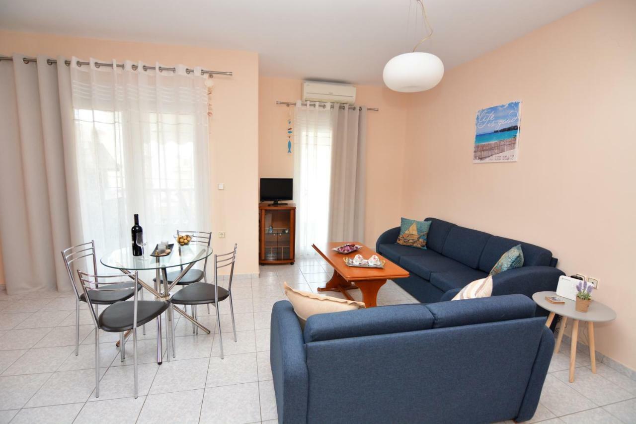 Elegant Apartment Near The Beach Néa Péramos Bagian luar foto