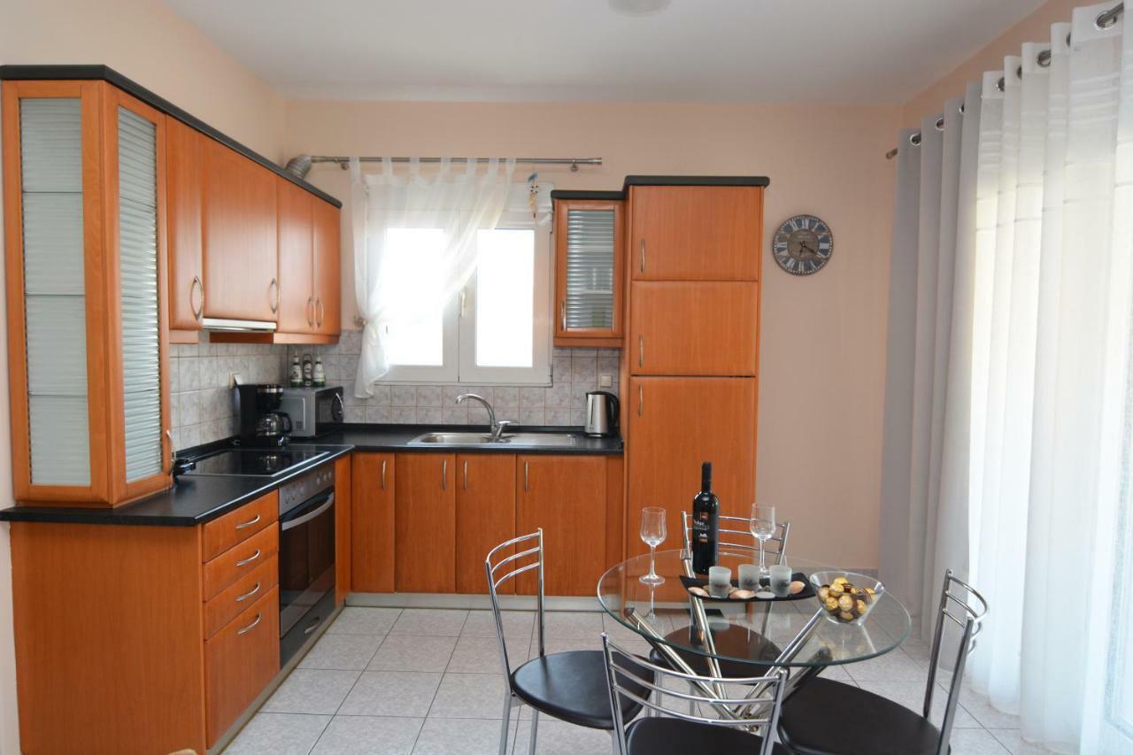 Elegant Apartment Near The Beach Néa Péramos Bagian luar foto