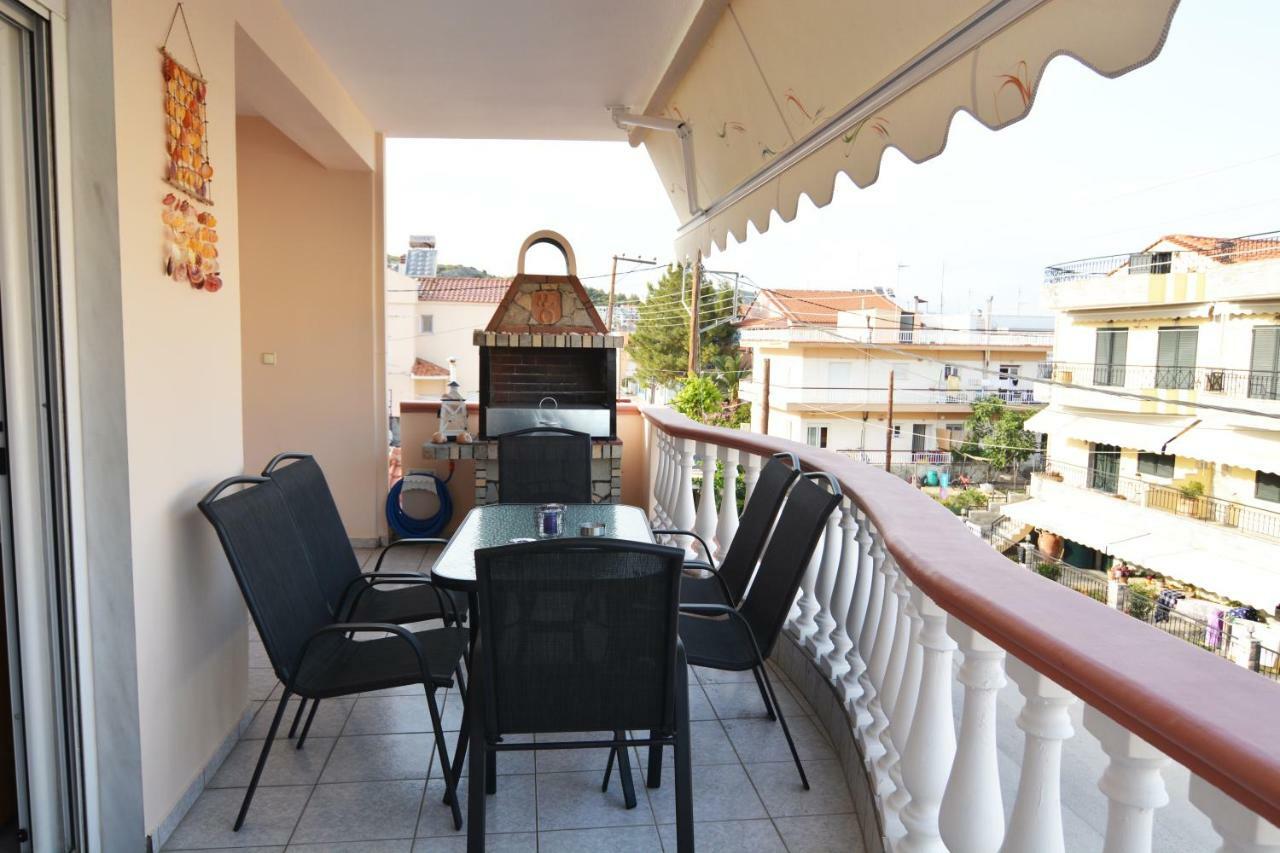 Elegant Apartment Near The Beach Néa Péramos Bagian luar foto