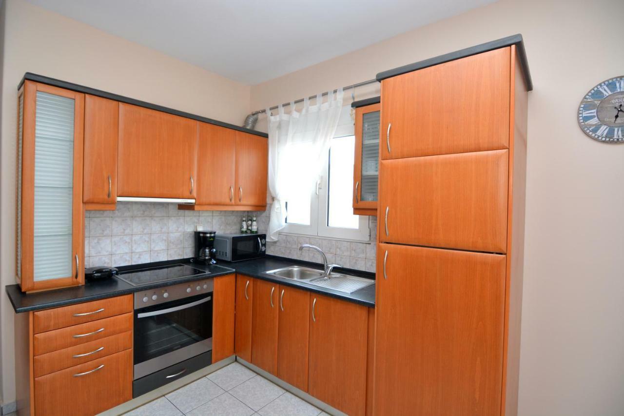 Elegant Apartment Near The Beach Néa Péramos Bagian luar foto